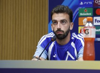 Алекс Сентейес: Левски няма да се страхува от АЕК Male athlete in blue jersey speaks at a press conference, microphone in front and an orange sports drink bottle on the table.