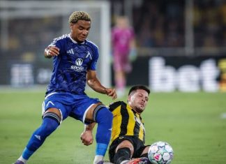 Око-Флекс: Отпадането боли, защото Левски беше толкова близо Soccer players duel for the ball; a blue-uniformed player challenges a sliding tackle from a yellow-and-black opponent on the field