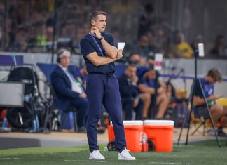 Веласкес за Вуцов: Спасената дузпа се оказа ключова Coach stands on sideline holding a sheet of paper, arms crossed, watching a game on a grassy field.