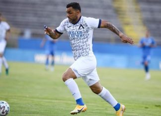Бабангида очаква по-свеж Левски и победа на „Тича“ Soccer player in a white kit controls the ball on a grass field during a match.