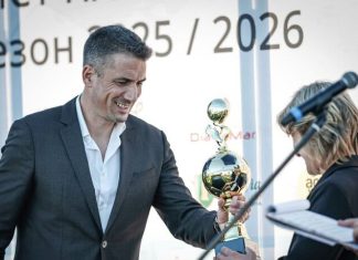 Хулио Веласкес след наградата: Най-важен е отборът Man in a dark suit smiles as he holds a tall gold trophy on a stage during an award ceremony, a woman with a microphone nearby.