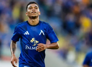 Джери Перейра: Най-добрият вариант за Майкон е да преподпише с Левски Male soccer player in a blue kit runs on the field during a match, with a palm-tree sponsor logo visible on the chest.