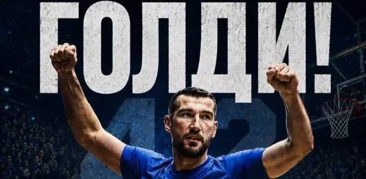 Край на една ера в Левски: Златин Георгиев – Голди спира с баскетбола Basketball player in a blue jersey with number 42 raises his fists in victory in a crowded arena.