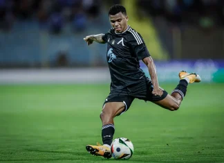 Майкон след осмата поредна победа: Важна крачка към целите ни Soccer player in a black kit kicking a ball during a match on a green field, right leg extended.