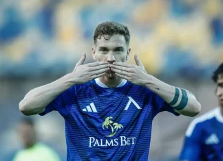Сержиньо след Залцбург: Специална вечер въпреки загубата Soccer player in blue jersey kissing his hands on a field, Palms Bet sponsor logo visible on shirt.