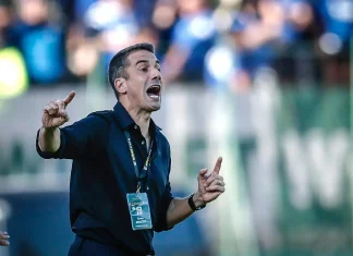 Веласкес: Теренът ни затрудни, но няма да търсим оправдания Coach on the sideline shouting and pointing, wearing a lanyard badge