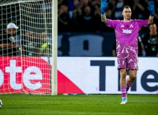 Вуцов: Отпуснахме се и показахме какво можем срещу Залцбург Soccer goalkeeper in a purple kit with blue gloves raises his arms in front of the goal, with a ball on the grass nearby.
