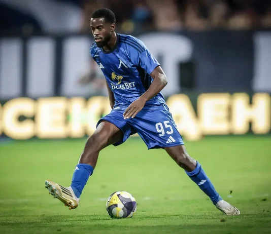 Бивш футболист на Левски прекъсна головата си суша, но пак се контузи Soccer player in a blue uniform dribbling the ball on a green field during a match.