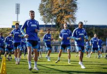 Двама футболисти са близо до завръщане след успеха над Виктория Пилзен Professional soccer players in blue training outfits warm up on a sunny practice field, moving through cones.