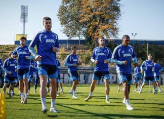 Двама футболисти са близо до завръщане след успеха над Виктория Пилзен Professional soccer players in blue training outfits warm up on a sunny practice field, moving through cones.