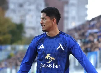 Евертон Бала се доближава до постижение на Седрик Бардон в Левски Soccer player in a blue training jersey with Palms Bet logo, on the field with a blurred crowd in the background.