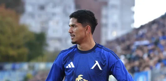 Евертон Бала се доближава до постижение на Седрик Бардон в Левски Soccer player in a blue training jersey with Palms Bet logo, on the field with a blurred crowd in the background.