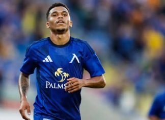 Фламенго набеляза звезда на Левски Soccer player in a blue jersey running on a stadium pitch during a match, focused ahead