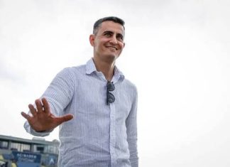 Георги Костадинов след равенството с НЕК: Левски расте, но можехме да вземем и трите точки Man in a light blue button-down shirt waves and smiles outdoors, with sunglasses tucked in his shirt pocket and stadium seating in the background. (informative)