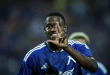 Хуан Переа: история и постижения на футболиста Soccer player in a blue jersey celebrating on the field, holding up three fingers toward the camera.