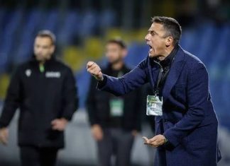 Хулио Веласкес след равенството с Арда: Не играхме на нужното ниво, аз нося отговорността Coach on the sideline shouting and gesturing during a game, with staff in the background and stadium seating.