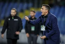 Хулио Веласкес вдигна жълт картон на двама в Левски Coach in a navy blazer shouting and gesturing on the sideline during a game, badge hanging from his neck.