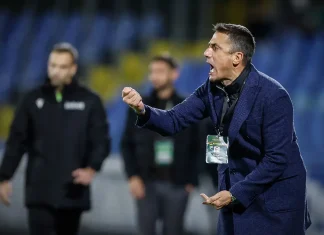 Хулио Веласкес вдигна жълт картон на двама в Левски Coach in a navy blazer shouting and gesturing on the sideline during a game, badge hanging from his neck.