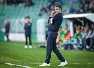 Хулио Веласкес с впечатляващо постижение начело на Левски Soccer coach in a navy tracksuit on the sideline, holding a water bottle and biting his nails as players sit on the bench in the background.