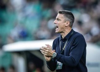 Левски готви зимен трансферен удар с нов вратар и централен защитник Coach shouting encouragement on the sideline, hands clasped, stadium crowd in the background.