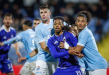 Левски изпусна върха, но равенството с Арда разкри много по-сериозен проблем Soccer players contest the ball as a purple-jersey player is held by two light-blue teammates during a match.