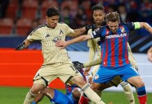 Левски си осигури сериозно предимство за следващия сезон Soccer players in beige and blue-red kits clash for the ball on the field during a match.