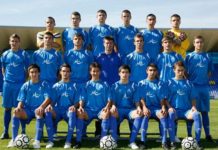 Левски отново сред най-добрите футболни школи в света Professional soccer team posing for a group photo on a sunny grass field in matching blue uniforms.