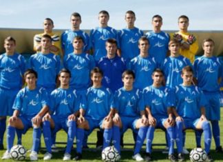 Левски отново сред най-добрите футболни школи в света Professional soccer team posing for a group photo on a sunny grass field in matching blue uniforms.