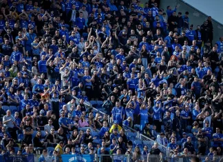 Левски пусна билетите за „Тича“ Large crowd of sports fans in blue, seated in a stadium, many clapping and cheering.