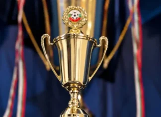 Левски пусна специална шампионска купа за феновете Gold trophy with ornate handles and a circular crest at the top.
