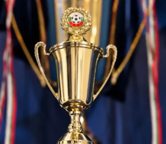Левски пусна специална шампионска купа за феновете Gold trophy with ornate handles and a circular crest at the top.