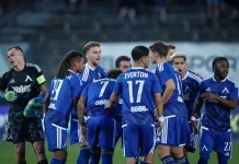 Левски впечатлява в Европа: „сините“ са сред лидерите по контрол и преса Blue-clad soccer players huddle on the field with a goalkeeper in black on the left, celebrating or planning a play during a match.