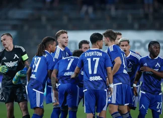 Левски впечатлява в Европа: „сините“ са сред лидерите по контрол и преса Blue-clad soccer players huddle on the field with a goalkeeper in black on the left, celebrating or planning a play during a match.