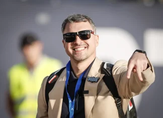 Левски взима специалист от Комо! Валери Божинов мечтае за „син“ Галактикос Smiling man in sunglasses and a tan jacket with a blue lanyard, pointing at the camera.