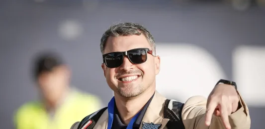 Левски взима специалист от Комо! Валери Божинов мечтае за „син“ Галактикос Smiling man in sunglasses and a tan jacket with a blue lanyard, pointing at the camera.