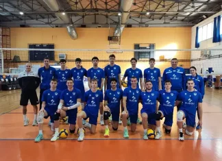 Левски започна с чиста победа на турнира във Флорина Volleyball team in blue uniforms posing for a group photo on an indoor court with a net behind them.