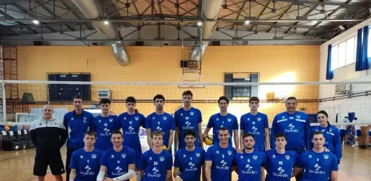 Левски започна с чиста победа на турнира във Флорина Volleyball team in blue uniforms posing for a group photo on an indoor court with a net behind them.