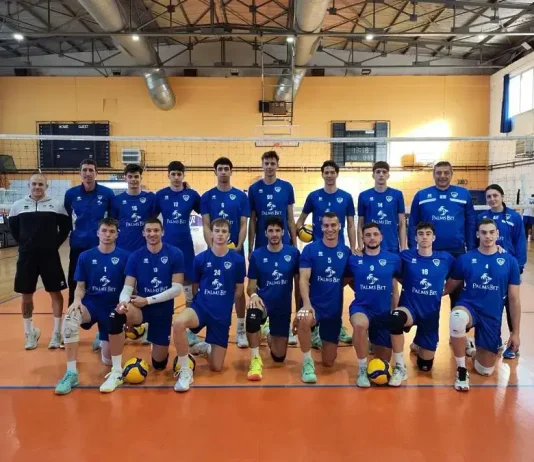 Левски започна с чиста победа на турнира във Флорина Volleyball team in blue uniforms posing for a group photo on an indoor court with a net behind them.