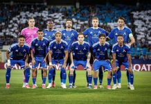 Левски се завръща на „Тича“ с надежда за нов успешен старт след паузата Soccer team in blue uniforms posing for a group photo on the pitch before a match.