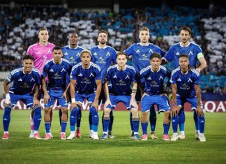 Левски се завръща на „Тича“ с надежда за нов успешен старт след паузата Soccer team in blue uniforms posing for a group photo on the pitch before a match.