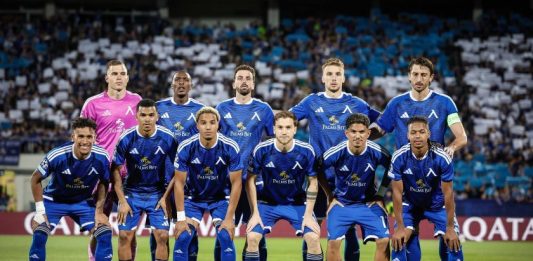 Левски се завръща на „Тича“ с надежда за нов успешен старт след паузата Soccer team in blue uniforms posing for a group photo on the pitch before a match.