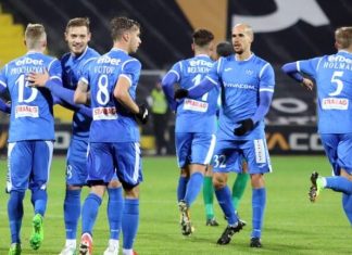 Любимец на „сините“ обяви края на кариерата си Seven soccer players in blue uniforms walk together on a well-lit grass field after a match.