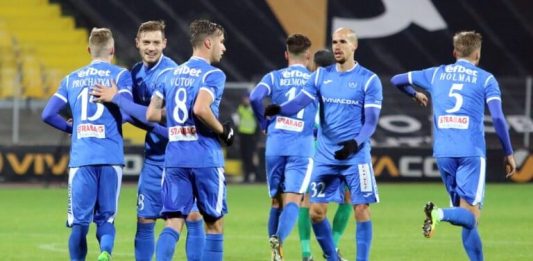 Любимец на „сините“ обяви края на кариерата си Seven soccer players in blue uniforms walk together on a well-lit grass field after a match.