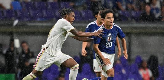 Макун отново с шанс за минути за Венецуела Soccer players in white and blue chase the ball on a rainy pitch; number 20 on the blue jersey is visible.