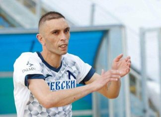 Мариян Огнянов: Левски е фаворит за титлата, трудно някой ще го спре в тази форма Soccer player with a shaved head in a white and blue jersey gesturing with his hands on the sidelines.