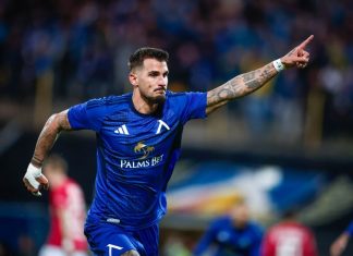 Марко Дуганджич: кариера, статистика, факти Soccer player in blue jersey celebrates by pointing to the right during a match.