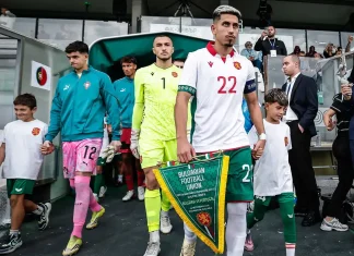 Национал на Левски под въпрос за мача с Черно море Football players walk through a tunnel, holding a Bulgarian Football Union pennant, as teammates and kids accompany them before a match.