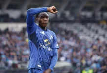 Оливер Камдем: Най-доброто тепърва предстои Soccer player in blue kit raising his right arm in celebration on the field with a blurred stadium crowd behind him