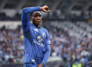 Оливер Камдем: Най-доброто тепърва предстои Soccer player in blue kit raising his right arm in celebration on the field with a blurred stadium crowd behind him