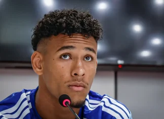Рейналдо работи и върху психиката си с бразилски специалист Young man in a blue and white striped jacket speaks into a microphone at a press conference,